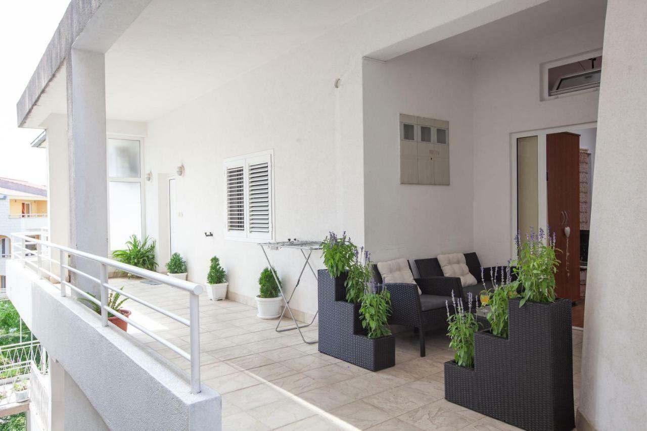 Apartment R *