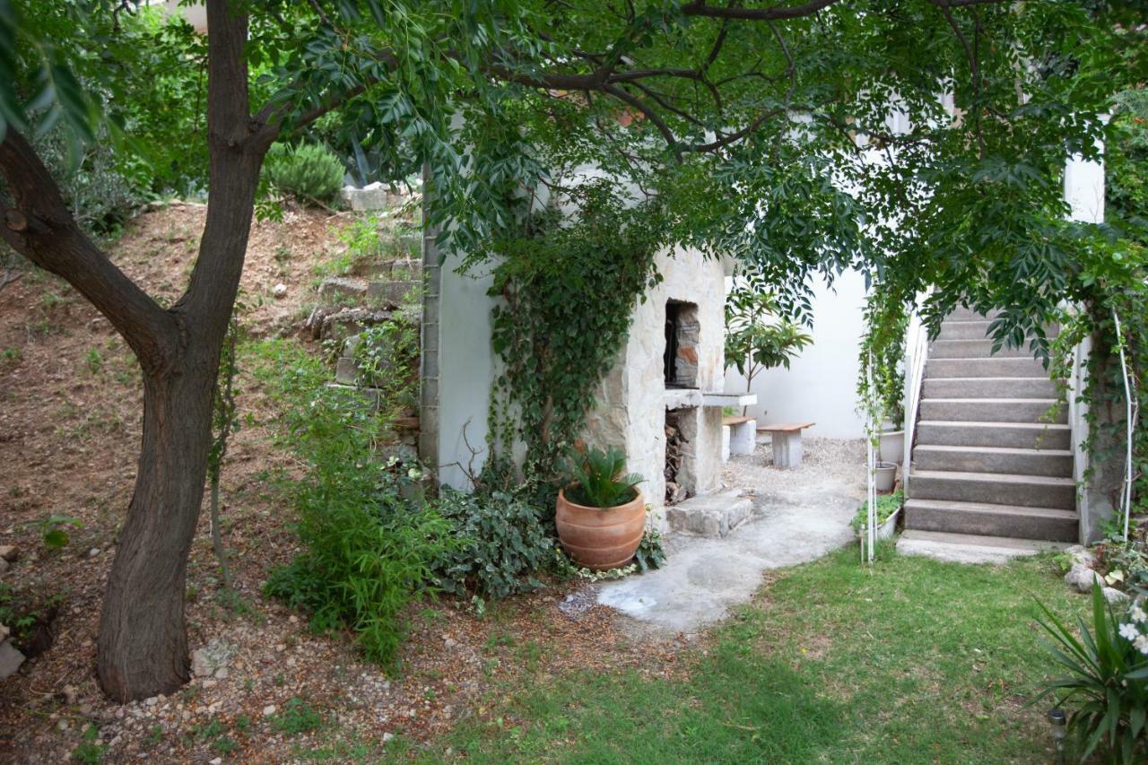 Apartma R *