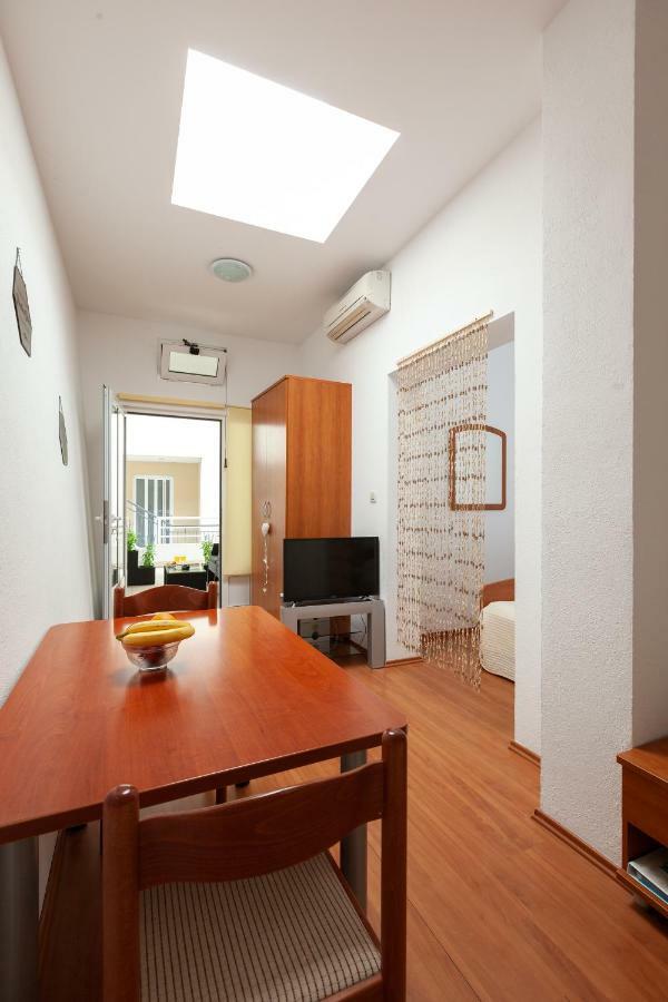 Apartment R *